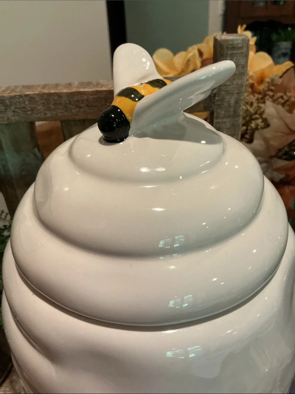 EUC - Rae Dunn BEE KIND Beehive Canister